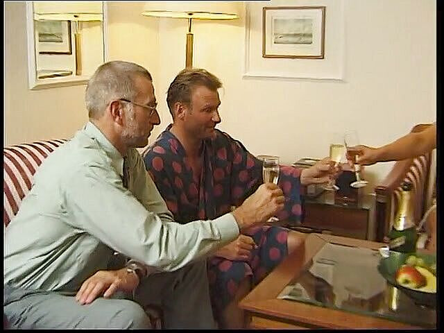 Dirty Teeny: Брюнетка тінка катається на члені старого після орального задоволення один одного