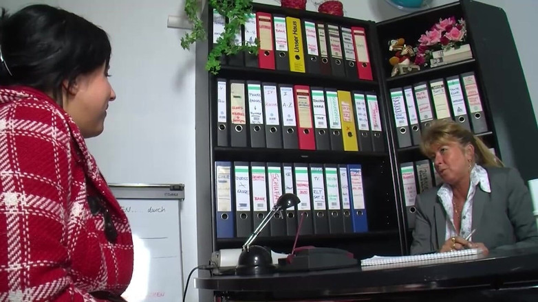 MCG Empire: Brunette dengan pakaian dalam seksi disetubuhi di sofa