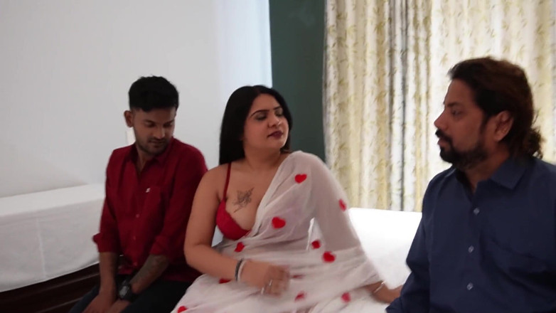 Queen star Desi: Twee stiefbroers neukten hun stiefzus als hun stiefmoeder niet thuis...