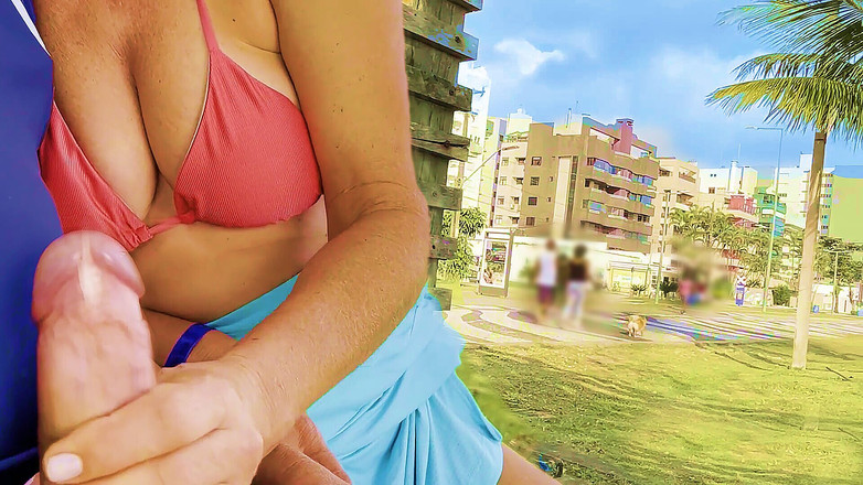 Screwdriverzz: मैं बस स्टॉप पर बैठी थी जब वह ऊपर आई और राहगीरों के सामने मेरा वीर्य निकाला