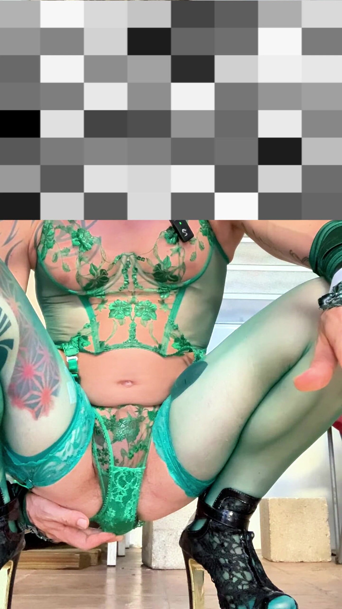 Benito414: Roztomilý Femboy, velmi sexy punčochy, spodní prádlo ukazující venku jeho...