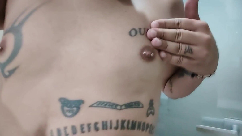 Idmir Sugary: Mostrando seios tatuados e mamilos perfurados - apertando e tocando seios -...