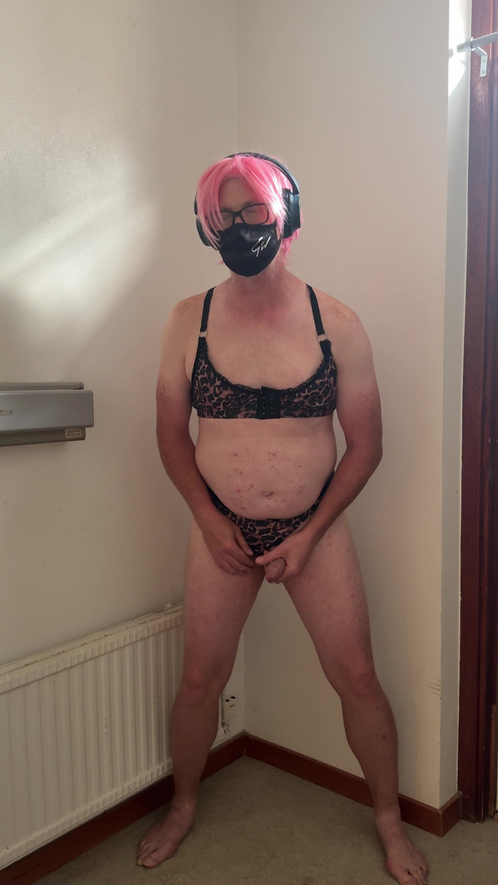 Julia Trans: 粉色的妓女玩弄手淫直到射精