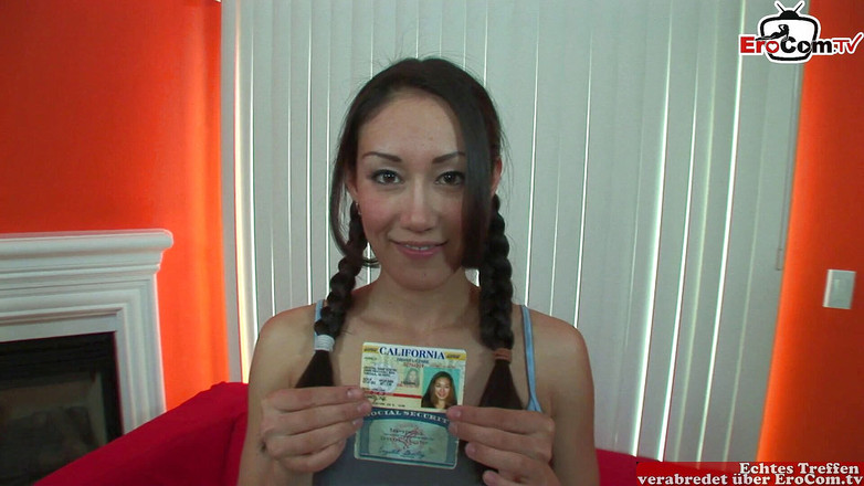 EroCom: Remaja Asia kurus merakam lucah pertamanya