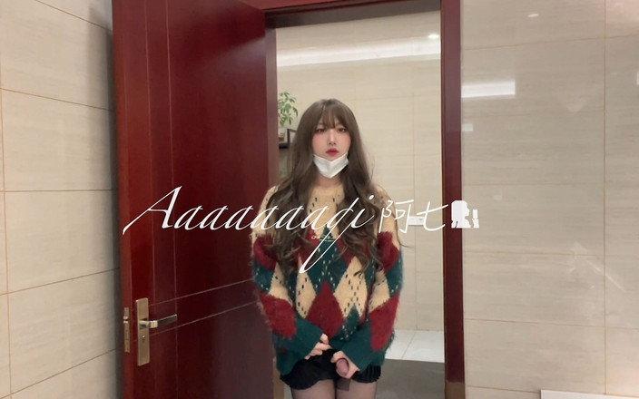 Aaaaaaaqi27: La travesti Ah Qi « une jolie trans dans un pull large...