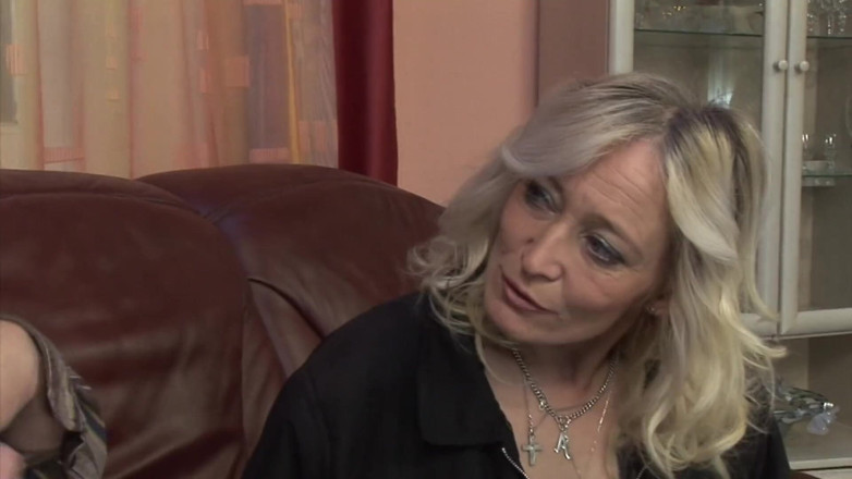Mature Pussies: Affair with mature stepmom