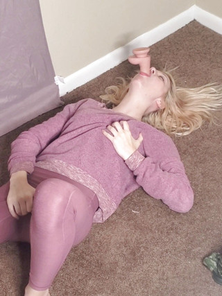 Hoeshow: Feet play and bj dildo