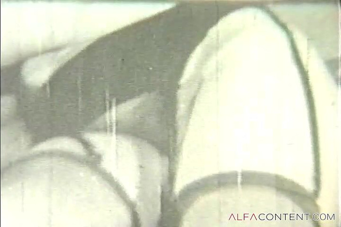 Alfa Planet: Sexy brunetka v punčochách miluje sání tlustého ptáka