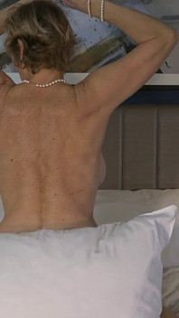 Milfs calientes sexy provocan y juegan con almohada