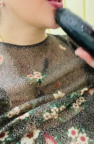 Preciusrouss49: J'ai mis le vibromasseur sous mes vêtements