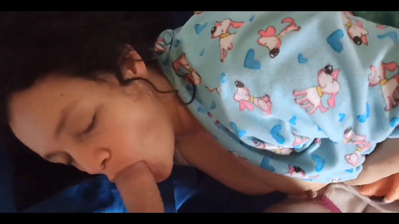 GBadBoyOfficial: Mama vitregă matură sexy este trezită dimineața de pula fiului...