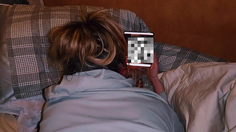 Demo Wylde: Cô ấy xem phim khiêu dâm trong khi bị nện và...