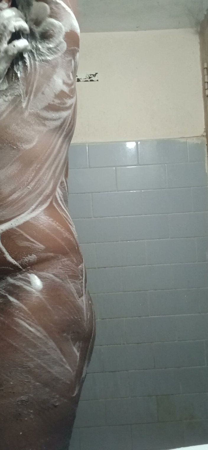 Baddiehotnew: Banho e show de bunda