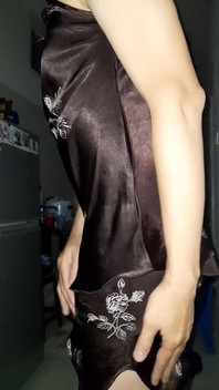 새틴 실크 세트를 입은 크로스드레서 정액