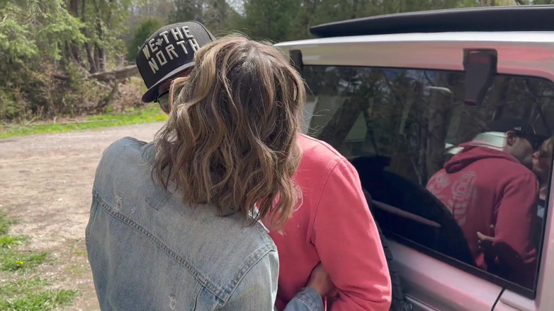 Serenity Cox: Marido dirige carro enquanto esposa fode e recebe gozada interna...