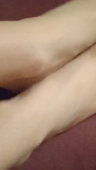 Mooie blanke benen waaruit ik mijn sokken uit doe
