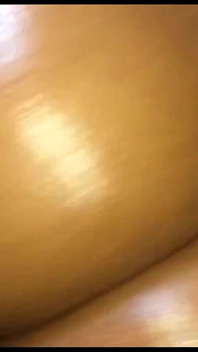 Üvey annem beni iç çamaşırını kullanarak mastürbasyon yaparken yakaladı, bana anal seks yapmaya karar veriyor