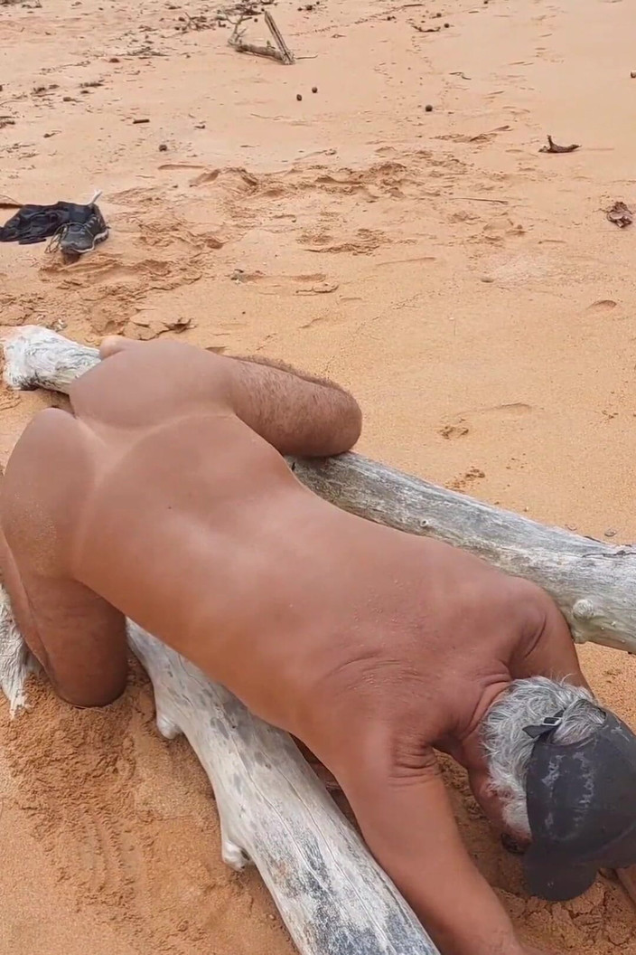 Ladysilvas: Ladysilva exhibe son cul sexy sur la plage