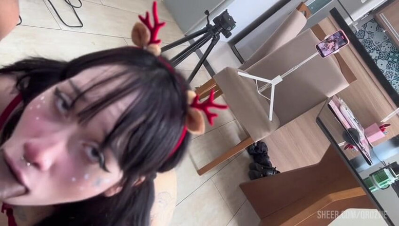 QroZne Studios: Weihnachts-blowjob mit alternativem mädchen mit sexmaschine