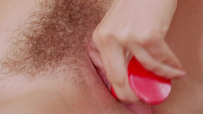 Sex Toy Entertainment: Imbirowa dziwka uderza swoją owłosioną cipkę dildem