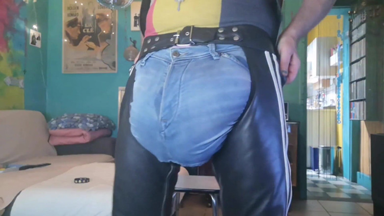 Monster_Meat_: Spogliarello spettacolo completo sega nuda