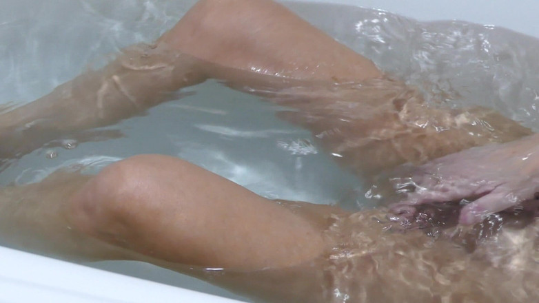 Natalie K: Prstění a šukání na ochluvené v mé lázni