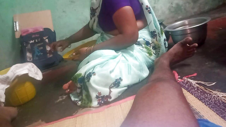 Priyanka314: 大胸部阿姨打手枪农村男孩鸡巴