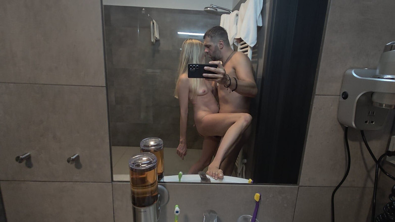 Meliss Annaliya: Uitându-mă la mama mea vitregă sexy în baie, futai și ejaculare facială