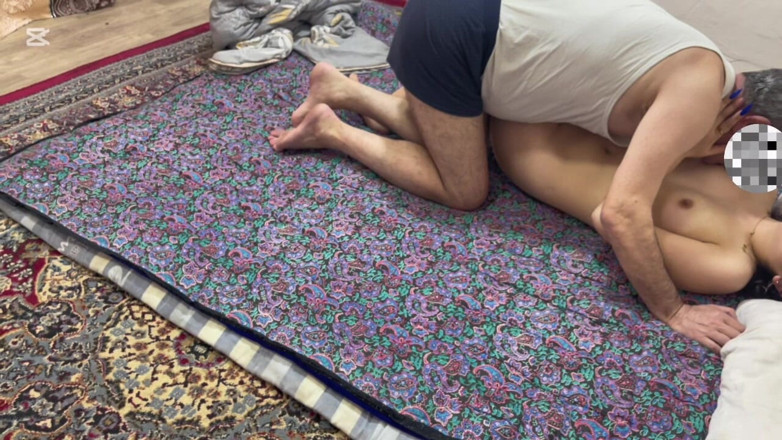 Roben: 벌거벗은 채 같은 집을 공유한 여대생