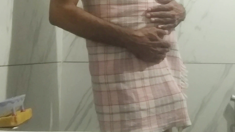 Meplayvid: バスルームで裸で私のチンコを弄った