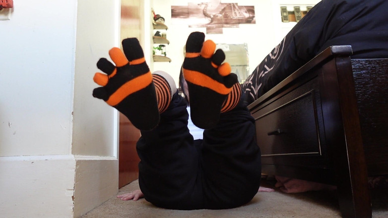 Raven Willow: Taquinage de chaussettes