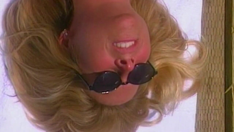 Onlyxfans: Sarışın orta yaşlı seksi kadın amcığını yalatıyor ve havuz kenarında...