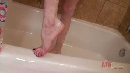 ATKIngdom Fans: Aiden Ashley soaps up herself in the shower