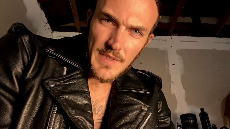 Christian Wilde: Christian Wilde fume et te garde dans son garage