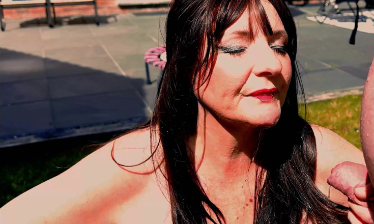 ithastopeefun: Piss Fun in the Garden