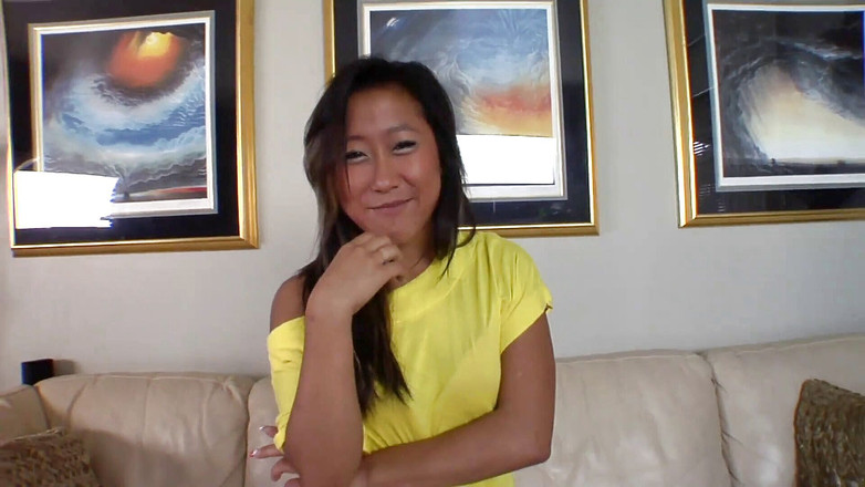 Young Sinner: Lycklig asiatisk slampa suger kuk!