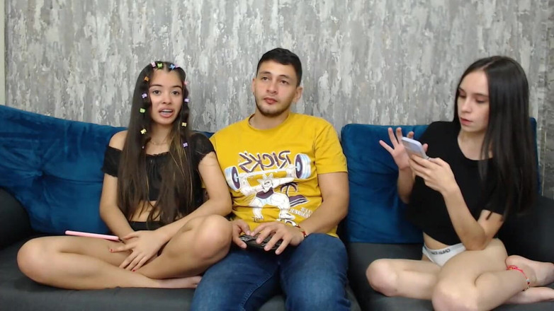 teenamateursgirl: Las hermanastras chupan una vez, en casa cuando están solas