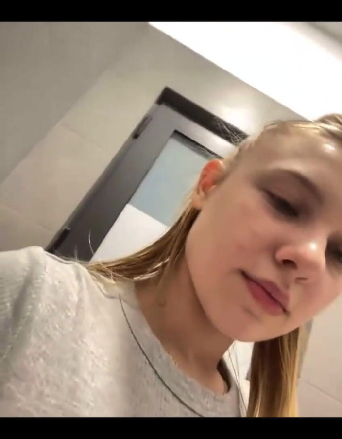 JuiceLussie: Tvrdá masturbace v tělocvičně