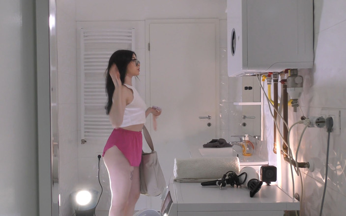 No panties TV: Горячая сексуальная красивая студентка светит киской, снимая ее белые хлопковые трусики в ванной в любительском видео