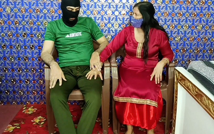 RajuIndianPorn: Индийская тетушка дези застукала мой хуй и сосет его в приёмной
