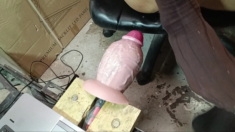 Elgloton: A Huge Dildo Inside the Glutton
