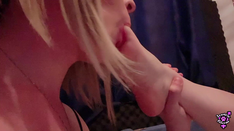 Jessica Bloom: Femdom, fétichisme des pieds, joi, éjaculation sur mes pieds et léchage