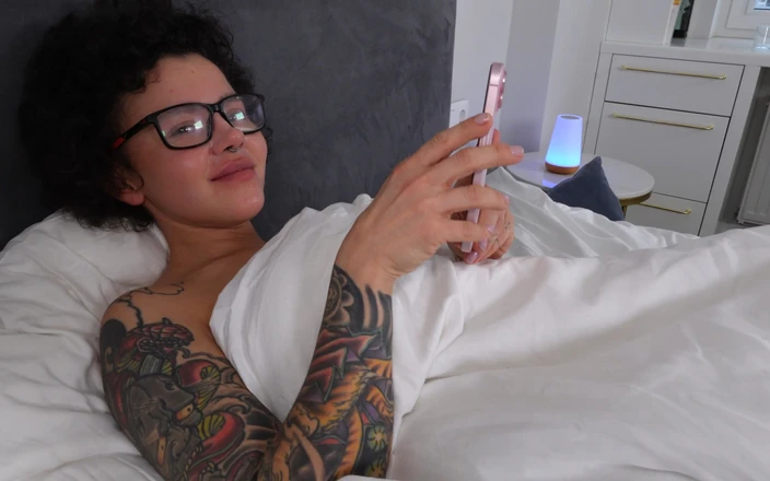 Cool! New family: Tenger schattig 18-jarig meisje probeert voor het eerst zichzelf in porno! (casting...