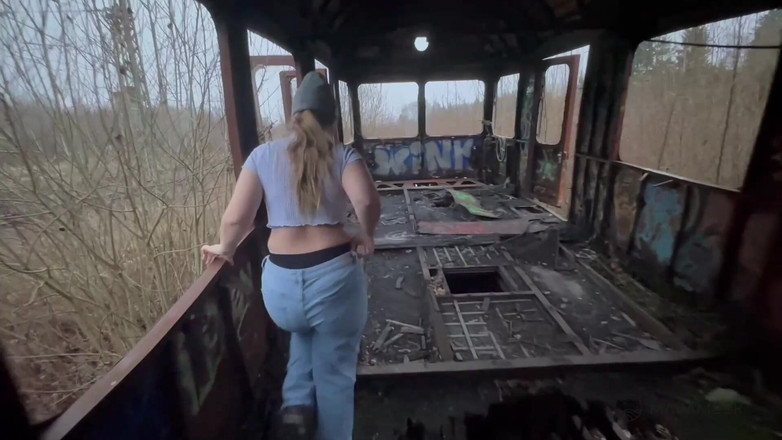 Maja Meer: Lui et moi dans l’endroit abandonné... et mon t-shirt couvert...