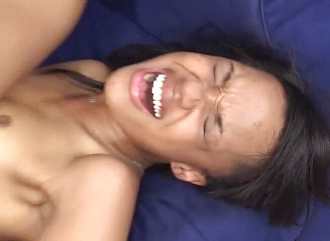 Analiscius: Küçük zenci kız ön yarağının büyüklüğünde yarağı alıyor