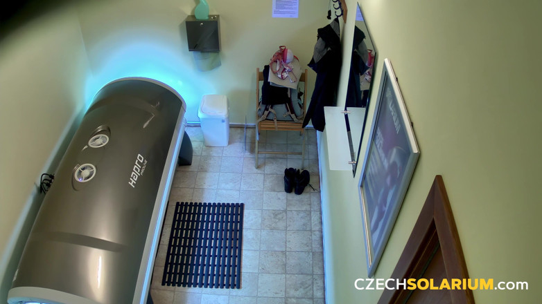 Czech Solarium: 체코 일광욕실 163 : 털이 무성한 밀프가 솔라리움에서 무료 쇼를 제공합니다.