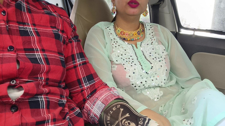 Hornycouple149: 印度漂亮女人的第一次在车里性交