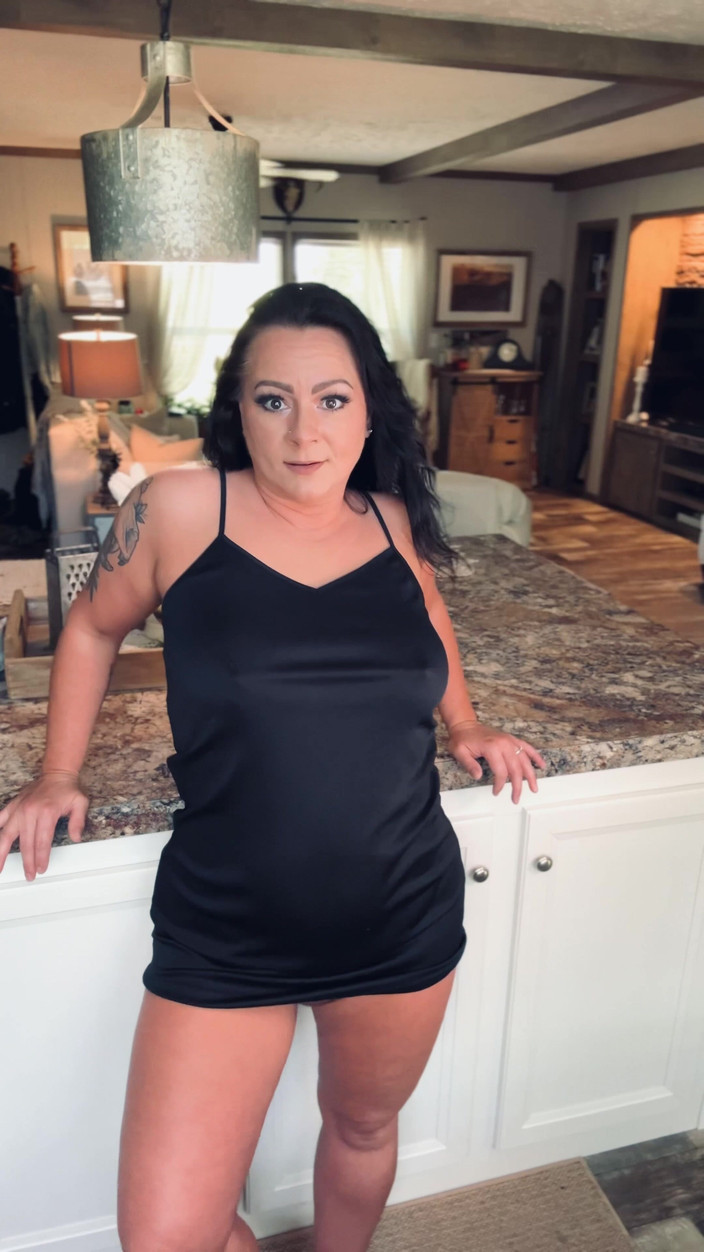 Gia Farina: Una calda casalinga gioca mentre tutti sono fuori