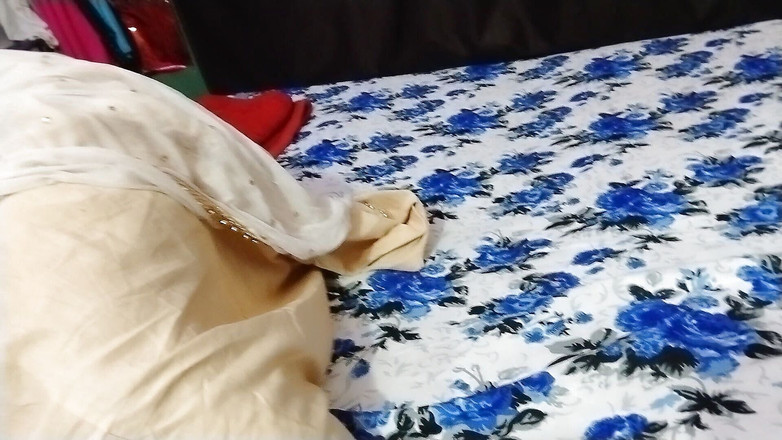 HotGirl21: Le mec sexy Hotdesixx est venu réparer le fan et...