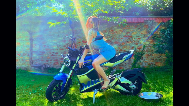 Stellafatale: Motocykl cipki pocierać mokre złośliwiec i orgazm